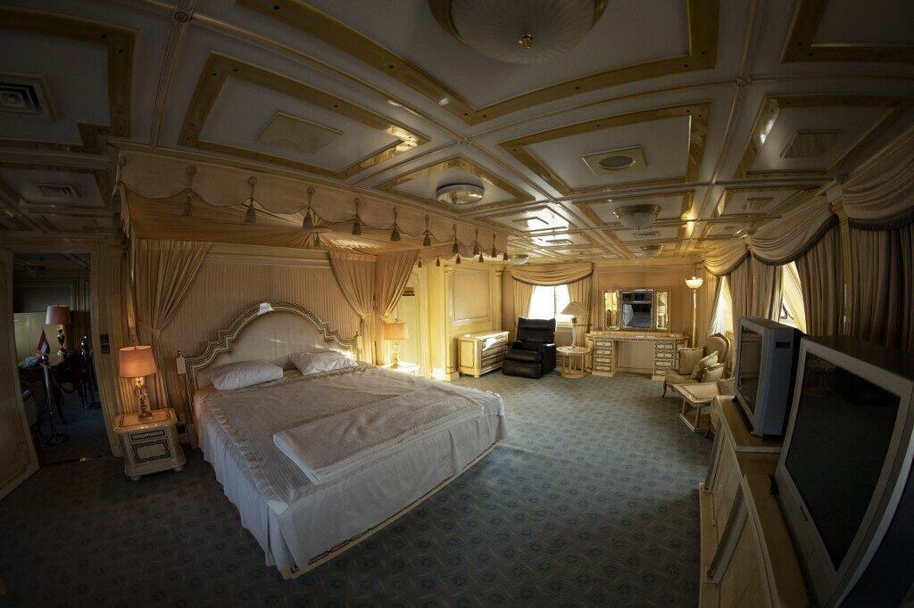 A suíte presidencial do barco é decorada em tons de ouro e na cor creme e tem uma cama gigante com dossel, além de poltronas luxuosas do século 18. Para completar, os amplos banheiros da embarcação têm torneiras douradas. 'Enquanto o povo iraquiano vivia os horrores da guerra e um embargo, Saddam tinha um barco assim', diz Kadhim