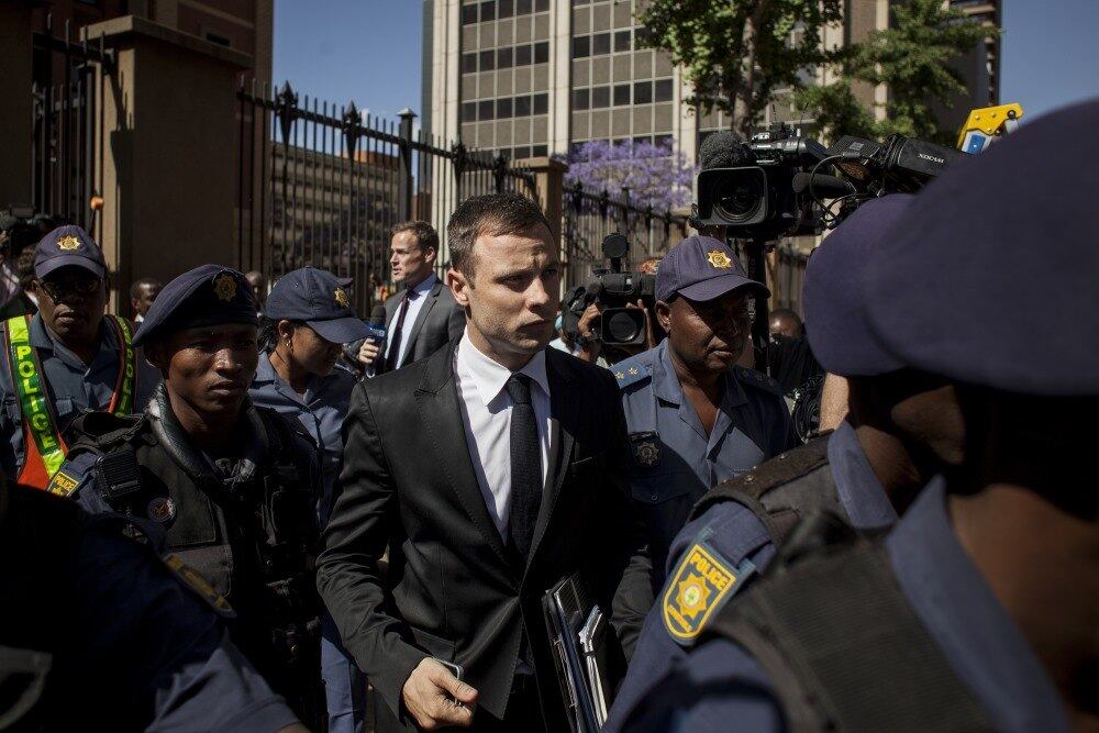 No momento em que o recurso for
julgado perante um painel de juízes mais antigos da África do Sul, Pistorius
poderá estar fora da prisão, já que sua sentença de cinco anos requer que ele
apenas cumpra 10 meses atrás das grades e o restante em prisão domiciliar