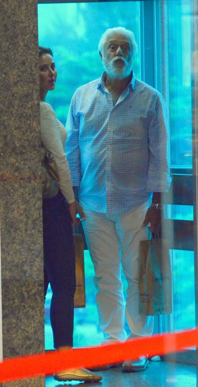 Antonio Fagundes foi flagrado passeando com a namorada, Alexandra Martins, em um shopping do Rio na tarde desta terça-feira (17).

Ao perceber que estava sendo fotografado, o ator mandou um beijo para o fotógrafo
