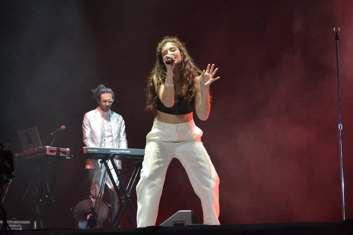 Lorde, uma das apresentações mais esperadas do primeiro dia, cantou já quando estava de noite
