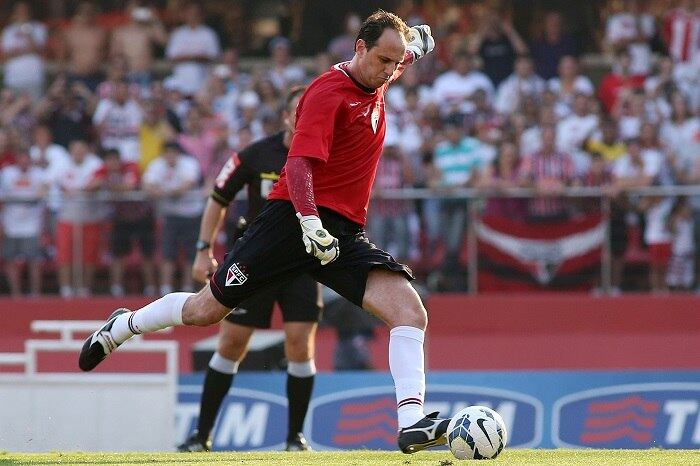 Contra o líder Cruzeiro, no último domingo (15), Rogério Ceni vez o sétimo gol da carreira em sua vítima preferida: o goleiro Fábio. De pênalti, o 'mito' tricolor abriu caminho para a vitória por 2 a 0 no Morumbi. Relembre e assista todos os gols do goleiro-artilheiro em cima do arqueiro cruzeirense