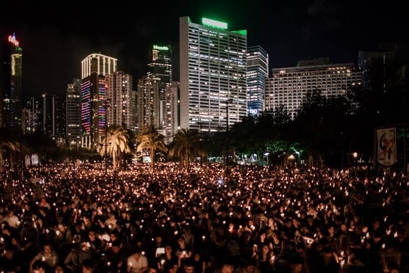 Milhares de manifestantes se reuniram nesta quarta-feira em Hong Kong por ocasião do 25o. aniversário da repressão ocorrida na praça da Paz Celestial, em Pequim. As pessoas exibiam velas, que foram apagadas durante a leitura dos nomes das pessoas que morreram em 4 de junho de 1989. Enquanto isso, em meio à escuridão, eram exibidas imagens da repressão em telões gigantes