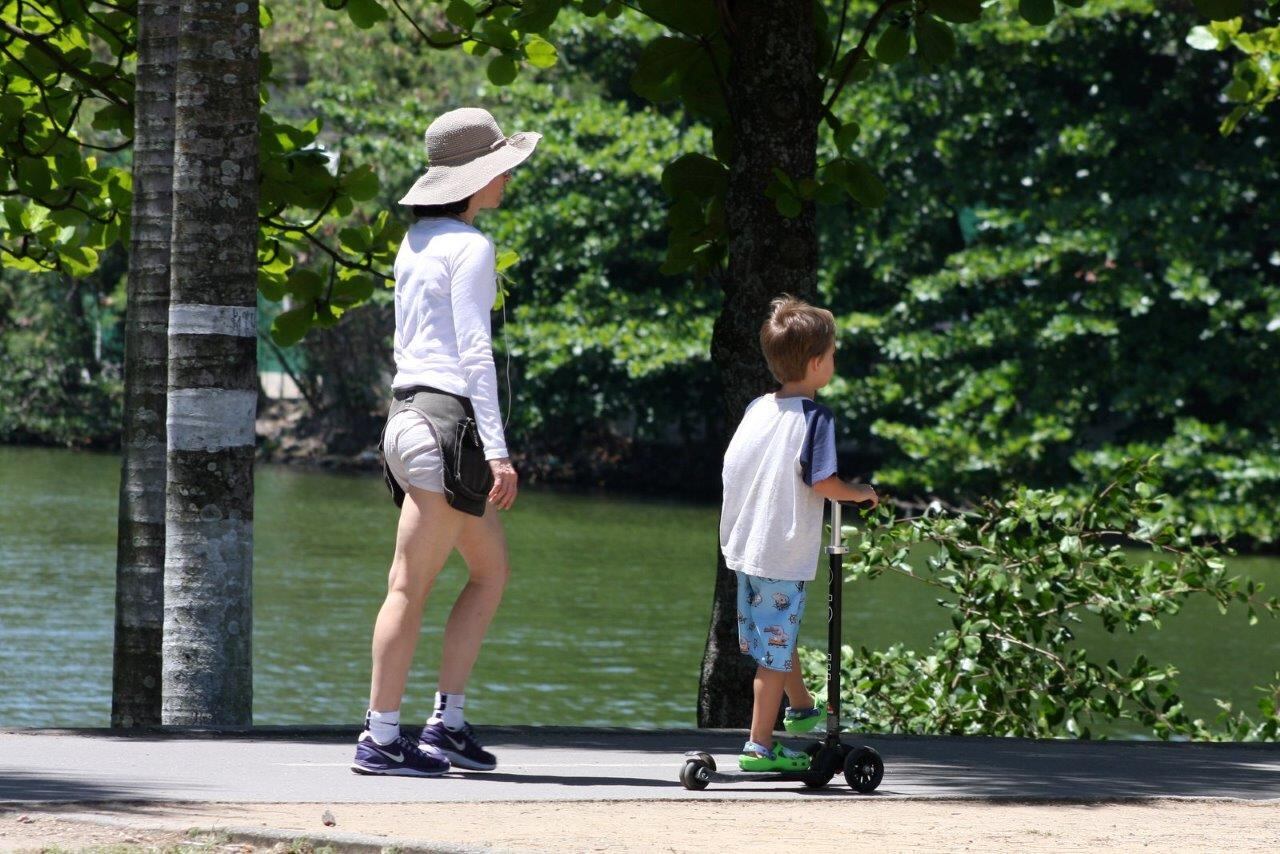 Enquanto a atriz caminhava, seu filho se divertia no patinete