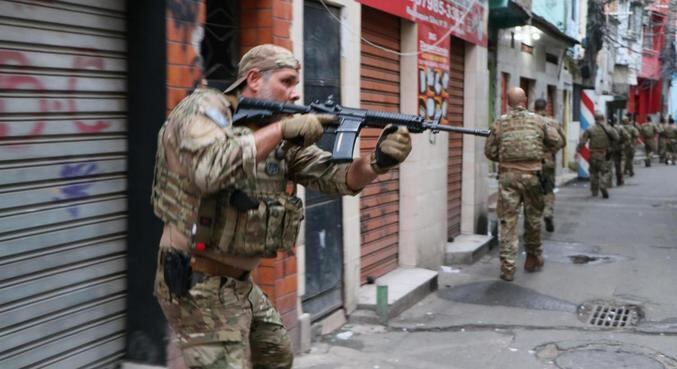 Agentes da PM e da Polícia Civil ocuparam Jacarezinho nesta quarta-feira (19)