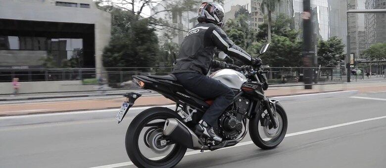 Ágil e confortável, estilo Street Fighter caiu bem para a CB 500F na linha 2020
