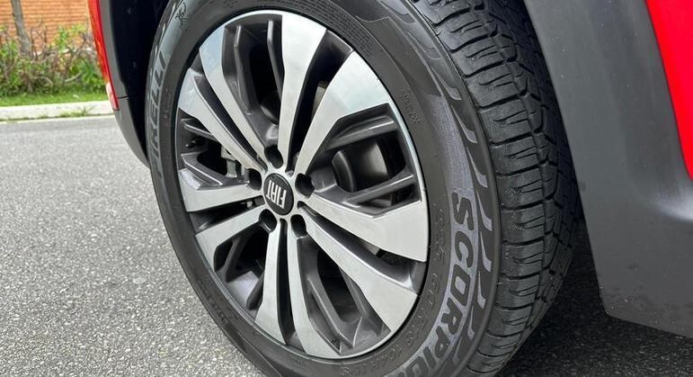 Rodas são aro 18 com acabamento diamantado e um visual ainda bem atual