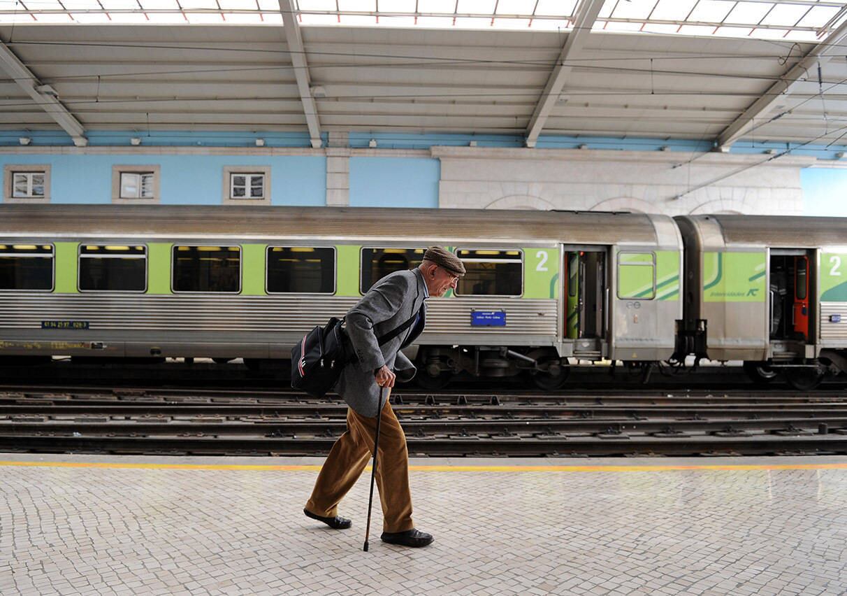 Portugal

A idade legal de aposentadoria em Portugal foi aumentada em 2014 de 65 para 66 anos, com no mínimo 15 anos de contribuição. A cada ano a idade mínima aumenta em um mês. Em 2018, por exemplo, já está em 66 anos e 4 meses.

Com expectativa de vida de 81,4 anos, Portugal gasta 14% do PIB com aposentadorias
