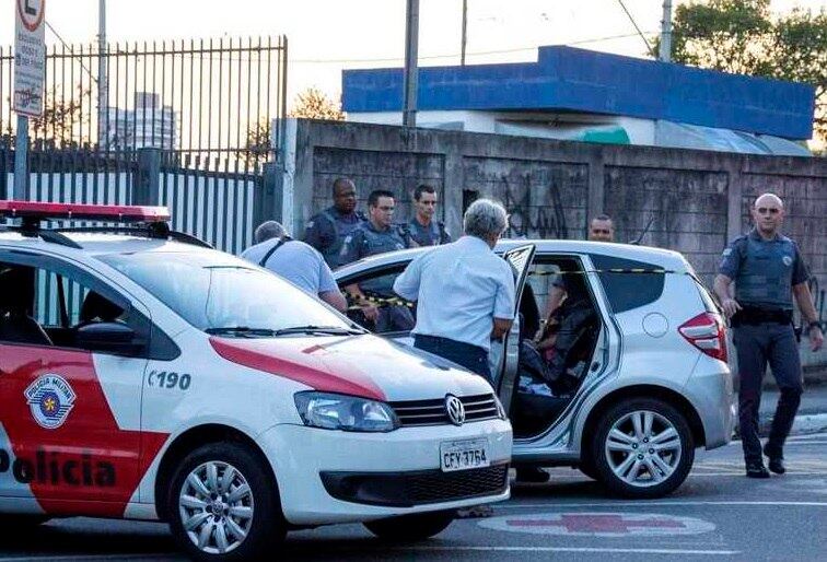 A diretora da escola de Educação Infantil Integração afirmou que o pai foi buscar a menina no fim da tarde, quando foi informado de que não a havia deixado no local. Ele se deu conta, então, de que a filha havia ficado dentro do veículo