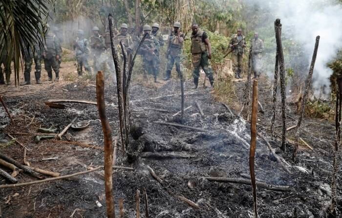 Em fotos divulgadas pela agência Reuters, é possível ver que, na base, não restam muito mais que uniformes militares destruídos, botas, lixo, além de um cadáver carbonizado dentro do que um dia foi uma cabana
África: desalojados por Boko Haram fazem escambo para sobreviver

