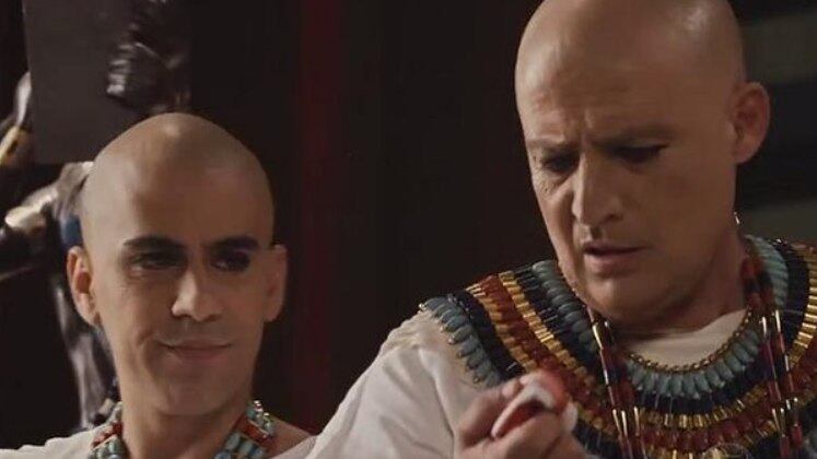 Simut (Renato Livera) e Paser (Giuseppe Oristânio) também não
puderam colocar em prática suas atividades. Eles ficaram horrorizados ao verem
sangue no lugar da água durante um dos rituais dedicados aos deuses egípcios