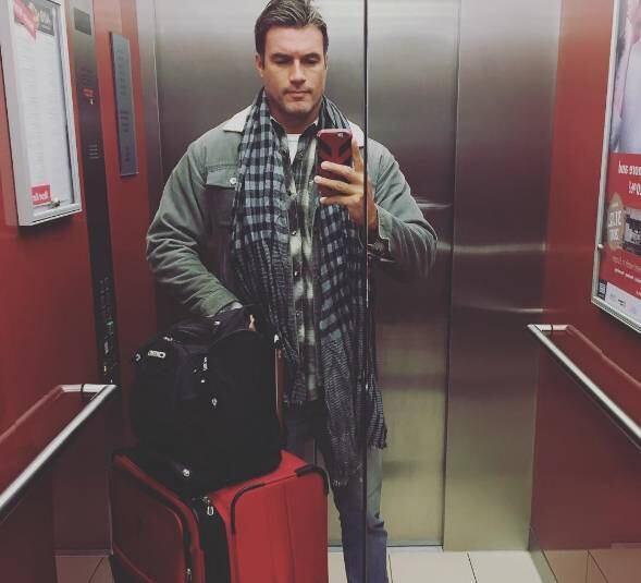 Com o vento soprando a favor, Daniel se mudou para Nova York no começo de 2004.
— Tudo começou a dar certo!
Claro que falando assim parece muito fácil, mas, na realidade, você tem
que se esforçar muito para chegar num patamar mundial. Morar e trabalhar em Nova
York representa chegar no topo de praticamente todas profissões de qualquer
área. Ser um bom médico, advogado, professor, engenheiro, ator... No Brasil, é uma
coisa, mas ser convidado para trabalhar em
Nova York é indiscutivelmente um outro nível