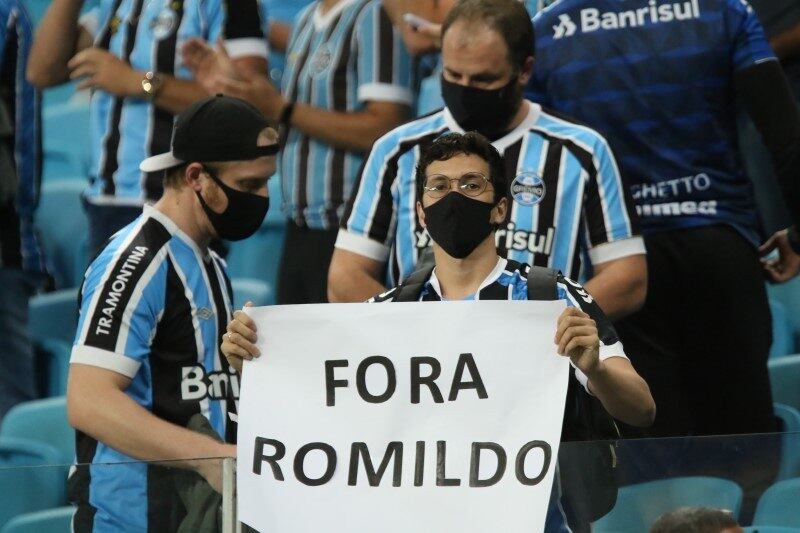 Diretoria

Romildo Bolzan e seus pares mostraram que as decisões tomadas ao longo de 2021 não foram as melhores. Durante a temporada, o Tricolor encontrou diversos problemas internos e externos. À medida que os insucessos apareciam, a diretoria não soube apagar o fogo e deixou o caldeirão ferver até culminar na queda