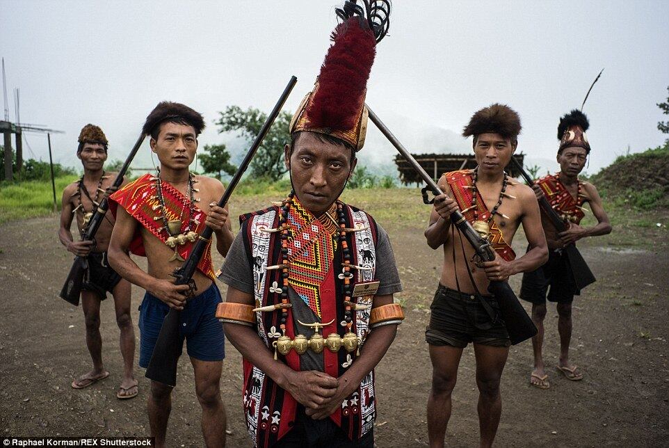 O cacique da aldeia, Tonyei Phawang — aqui retratado com seus seguranças — fuma ópio desde a manhã até o anoitecer.



