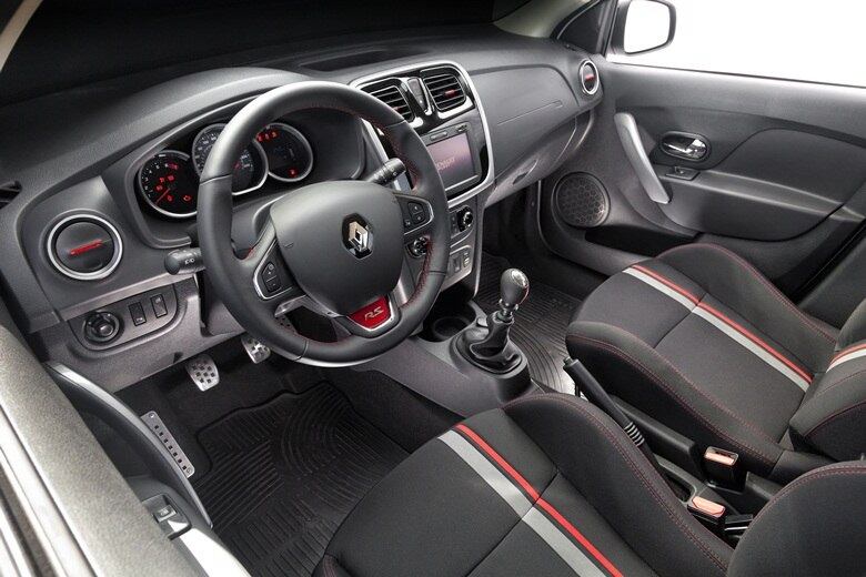 Detalhes em vermelho estão no volante, nos difusores de ar, na alavanca do câmbio e nos bancos

LEIA TAMBÉM
Aceleramos: Renault Sandero RS é nervosinho e vai além do visual