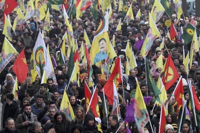 Franceses protestam em demonstração de suporte ao líder preso do Partido dos Trabalhadores do Curdistão (PKK), Abdullah Ocalan, em Strasbourg, na França
