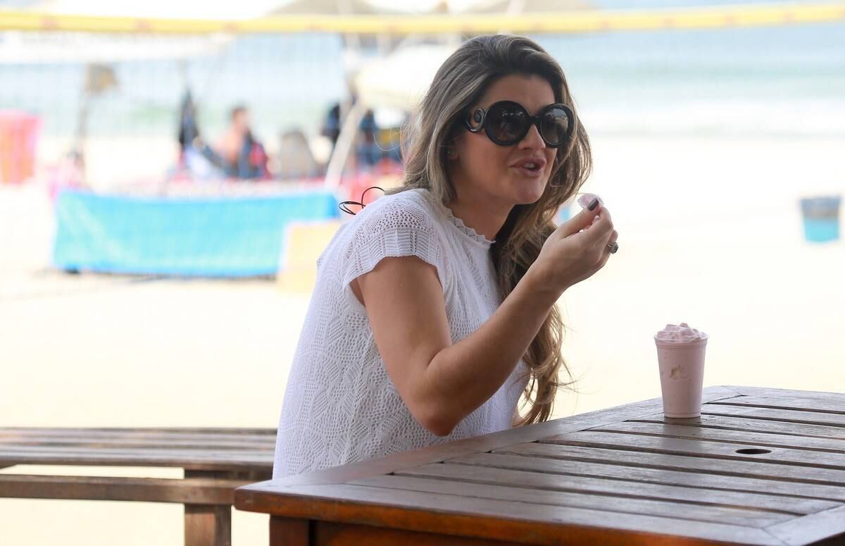 Mirella Santos satisfez o desejo de tomar um milk-shake nesta quinta-feira (22)