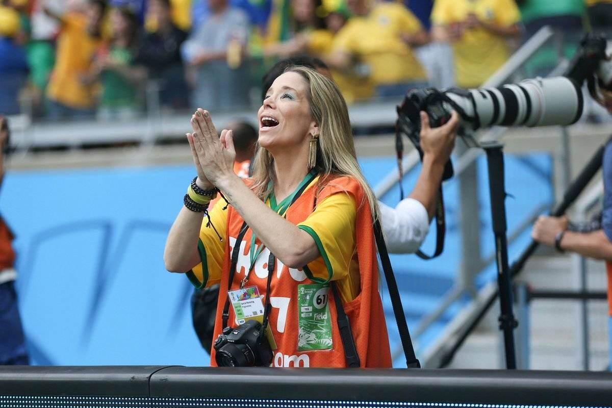 Danielle Winits sofreu bastante com a derrota do time brasileiro, que tomou sete gols