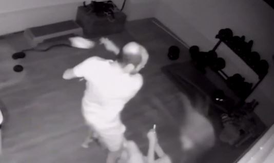 Câmeras de segurança flagram agressão de morador contra síndica de prédio no RJ