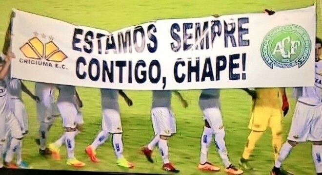 Elenco do Criciúma homenageando a Chapecoense