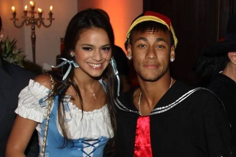 O
romance de Bruna Marquezine e Neymar deu o que falar, lembram? Na época,
surgiram boatos de que Dona Neide, mãe da atriz, ficava preocupada com o início
do namoro. A matriarca da família de Marquezine queria cuidar da imagem da
garota. Quando deram início aos boatos de que Bruna pensava até em largar a profissão
para morar com o craque no exterior, Dona Neide ficou bem apreensiva!