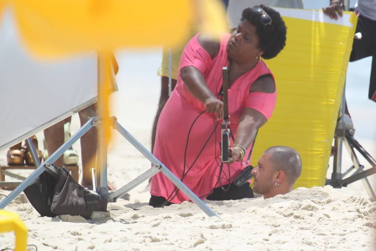 A equipe de produção do vídeo clique ajudou o músico na "difícil" tarefa