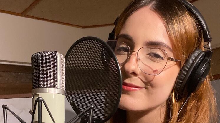 Médica cantora ou cantora médica?

A cantora, compositora e professora de canto Alle, de 31 anos, é formada em Medicina e chegou a fazer pós-graduação em Dermatologia e Medicina Estética, porém, nunca sentiu que essa era sua real vocação. Com mais de 2300 CD's deixados pelo pai, que morreu em um acidente aéreo, ela passou a investir nessa área após ter a paixão pela música despertada. Em seu perfil no Instagram, a semifinalista revelou que se inspira em cantoras pop e do R&B norte-americanas, como Christina Aguilera, Whitney Houston e Ariana Grande