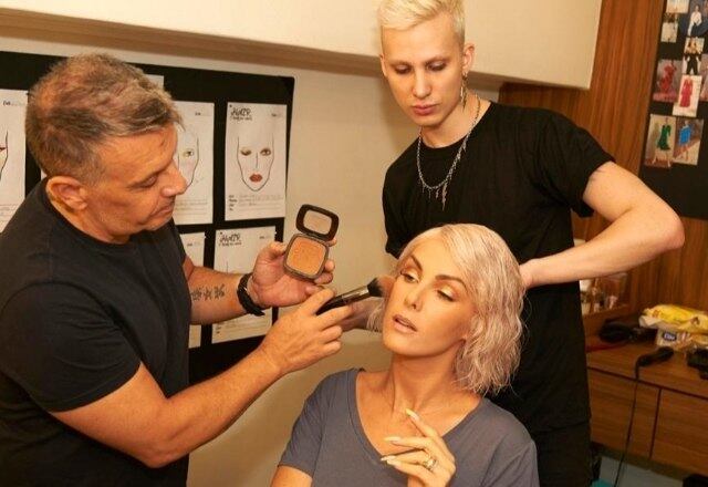 A musa do reality dos cabelos
chama atenção para algo que aprendeu logo na primeira vez que usou a técnica:
“Como vai uma cola, que é usada para manter fixada na pele, você não pode arrancar
a peruca de uma única vez, porque a vontade que dá às vezes é essa. É
importante usar o removedor da forma indicada, o que leva de 15 a 20 minutos
para retirar, mas isso é importante para você não machucar a pele. Esse
removedor vai soltando os resíduos de cola e quando lavei o cabelo também usei
uma máscara calmante para acalmar a pele que ficou abafada por conta da
peruca”.