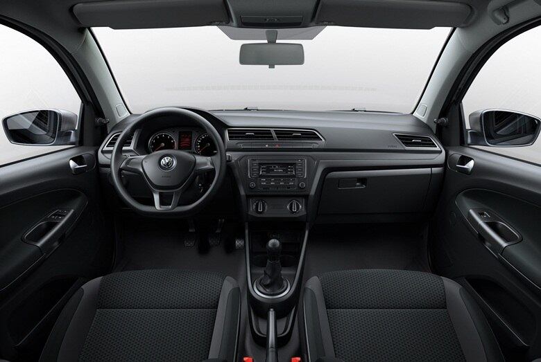 Mas, como esperado, os compactos também terão de entregar bom custo/benefício, até pelo fato de não estarem trocando de geração. Por isso, as versões mais em conta terão interior igualmente mais modesto