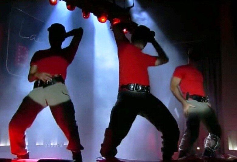 Na reestreia do Laíza’s
Bar, os engenheiros desempregados se vestiram de bombeiros e enlouqueceram o
público feminino

+ Atrizes registram momentos de diversão com filhos nas redes sociais. Espie!
+ Prepare-se para arrasar! Equipe de Vitória ensina receita caseira imperdível para fios coloridos
+ Artur e Diana tem noite de amor inesquecível
