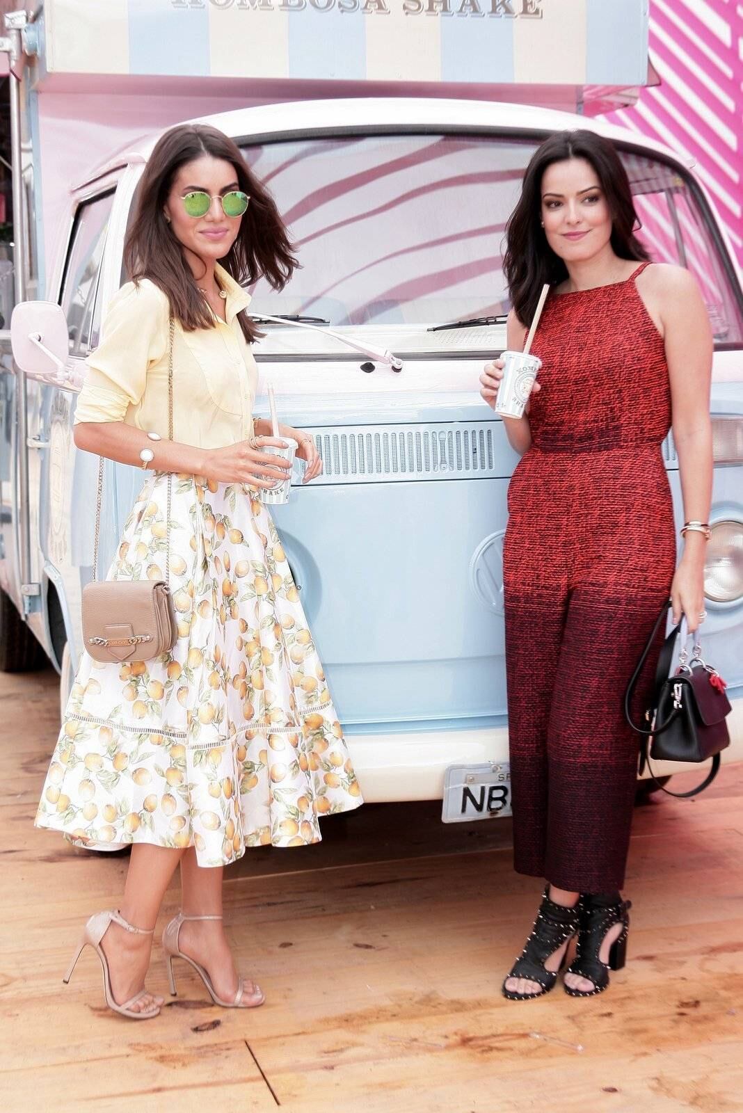 As blogueiras Camila Coelho e Mariah Bernardes 