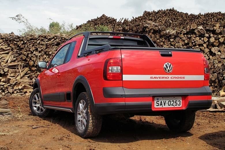 A Saveiro Cross adota a mesma traseira da versão Trooper, diferenciando-se pela faixa que cruza a tampa da caçamba

LEIA AQUI TESTE COMPLETO

Quer saber tudo sobre carros? Acesse R7.com/carros
