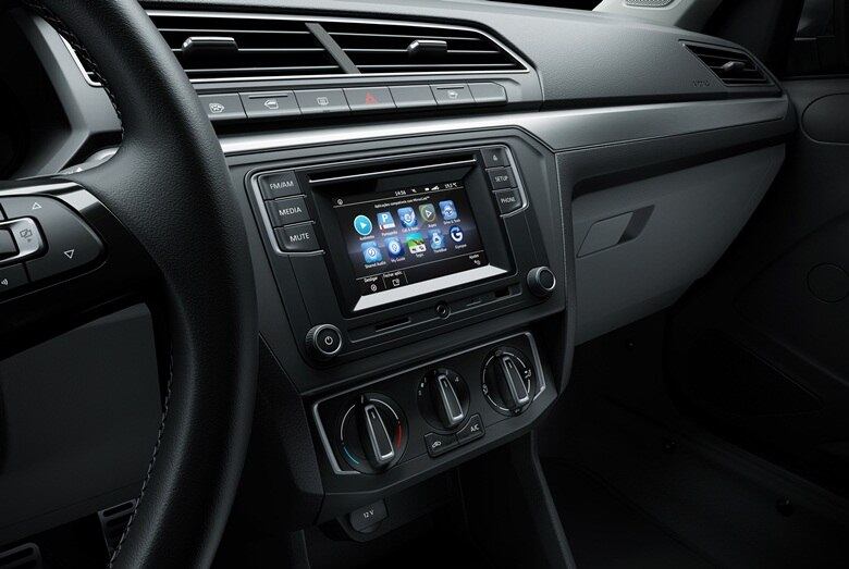 Mas a grande aposta da Volkswagen é a central Composition Touch, lançada no Fox Track. Esta incluí tela touch de cinco polegadas no painel e oferece a função MirrorLink (espelhamento), disponível para smartphones Android