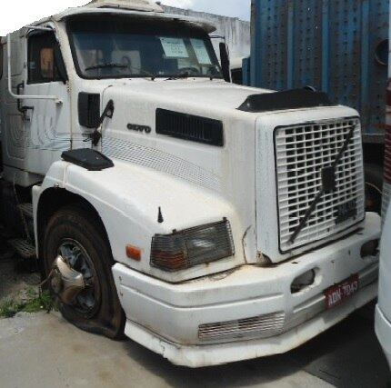 Há ainda outro caminhão Volvo listado no leilão. Fabricado
em 1992 e pintado na cor branca, o veículo do lote 237 só deixa o pátio da
Receita se encontrar um novo dono destinado a pagar, no mínimo, R$ 20 mil por
ele
