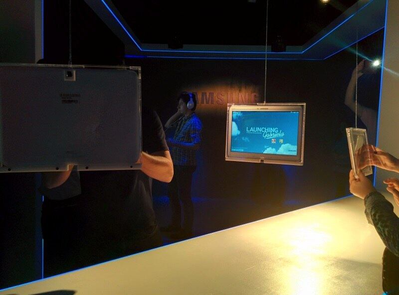 Os tablets, que ficam pendurados em cordas também guardam criações de artistas como designers de moda, artistas de rua e ilustradores. A loja vai funcionar de quarta-feira a domingo
