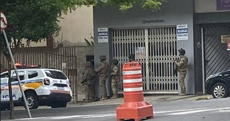 Policiais precisaram chamar chaveiro para entrar na residência
