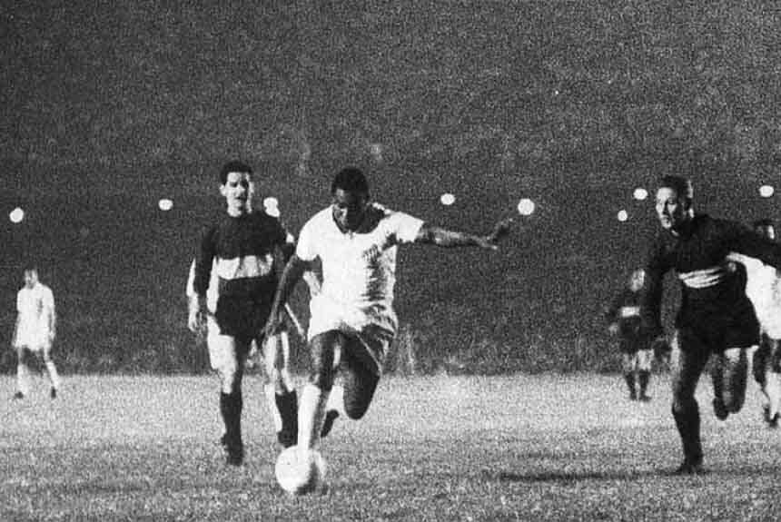 1963 - Final da Libertadores. Santos campeão sobre o Boca.
ida: Santos 3 x 2 Boca Juniors
Volta: Boca Juniors 1 x 2 Santos