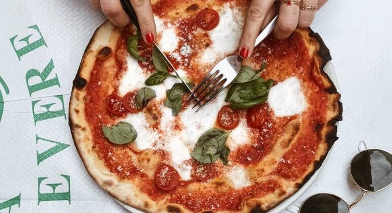 Domingo é dia de pizza? Sempre! E, neste 10 de julho, o motivo vem em dobro, pois celebra-se o Dia Nacional da Pizza. As redondas, de massa fina ou grossa, chegaram até o Brasil por influência dos imigrantes italianos e ganharam, por aqui, uma infinidade de variações, tipos de massa, formatos e coberturas. Para comemorar a data, convidamos uma pizzaria paulistana para dividir sua receita de massa e sugerimos uma série de recheios criados em outras pizzarias e que vão fazer a família toda querer provar. Acompanhe: