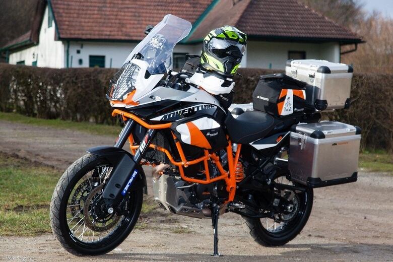 KTM 1190 R Adventure — linha de frente em terrenos fora-de-estrada da marca austríaca, o modelo ainda terá suspensão com ajuste eletrônico e um robusto protetor de motor na cor laranja. A roda dianteira tem 21 polegadas