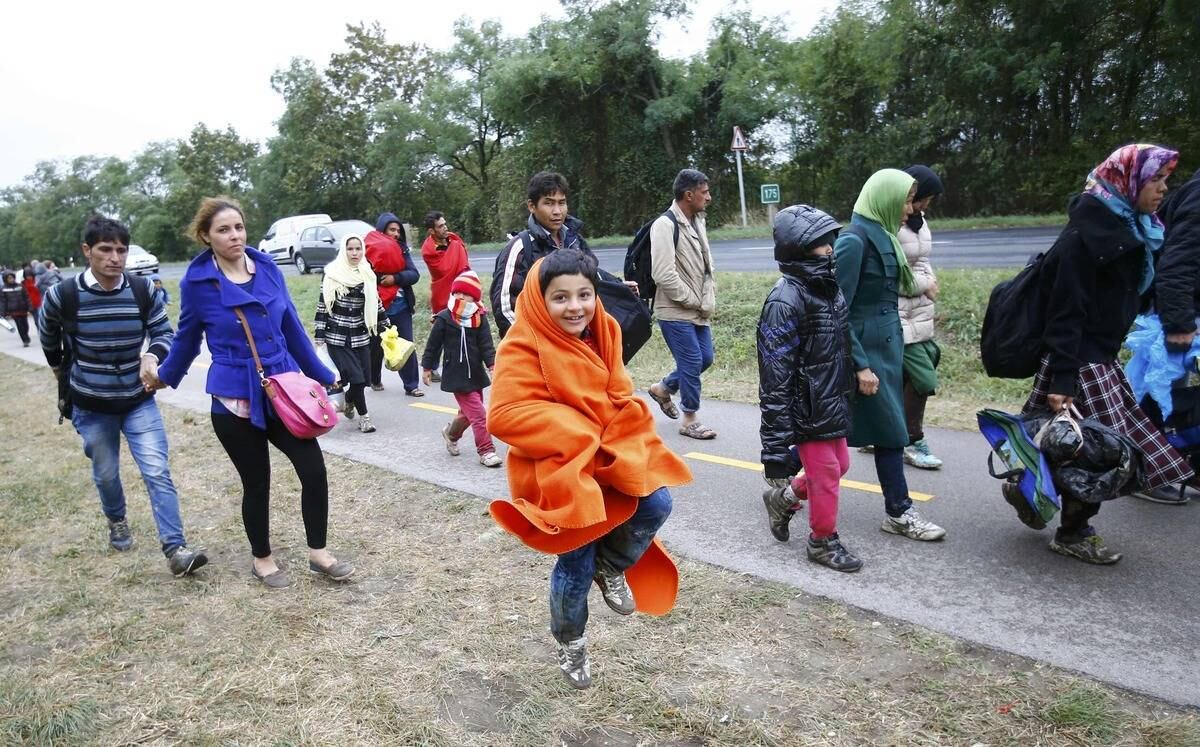 O governo da Hungria, de direita, prometeu proteger as fronteiras húngaras e as fronteiras externas da União Europeia em resposta ao fluxo de imigrantes. Uma cerca de aço e arame farpado de 3,5 metros construída ao longo da fronteira com a Sérvia e a repressão dura do governo à imigração ilegal reduziram a entrada de pessoas na fronteira sérvia a uma quantidade ínfima