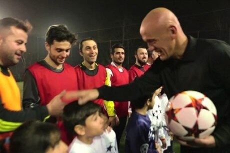 O italiano Perluigi Collina foi o juiz do "rachão"