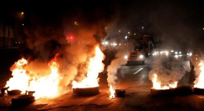 Protestos contra o governo tiveram início na madrugada desta sexta-feira
