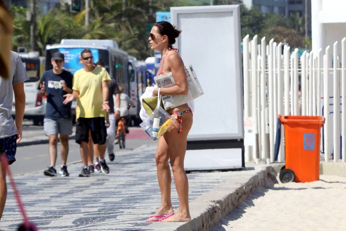 Carolina Ferraz tomou sol com o namorado