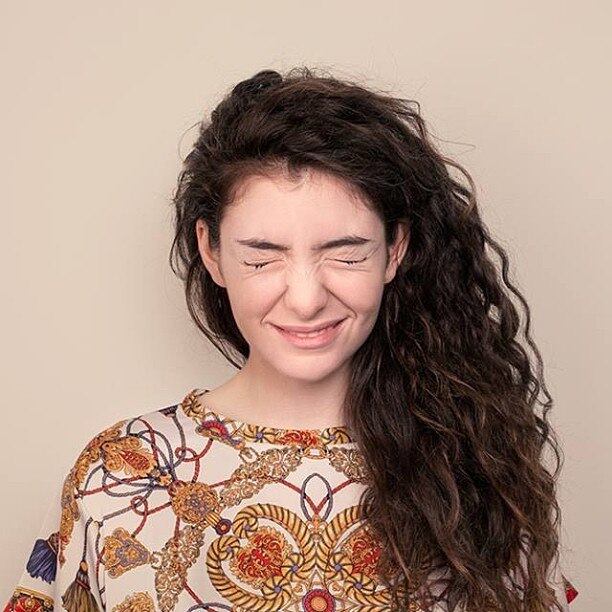 O tempo foi passando e Lorde virou queridinha até de algumas celebridades. A música Royals cresceu mais e mais nas paradas do mundo todo, já tendo alcançado o número um no país de origem da jovem

Assista ao clipe de Royals, o primeiro grande sucesso de Lorde

