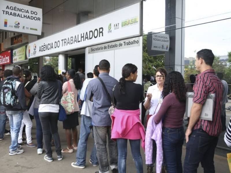 Os concursos podem ser uma boa maneira de sair da fila do desemprego