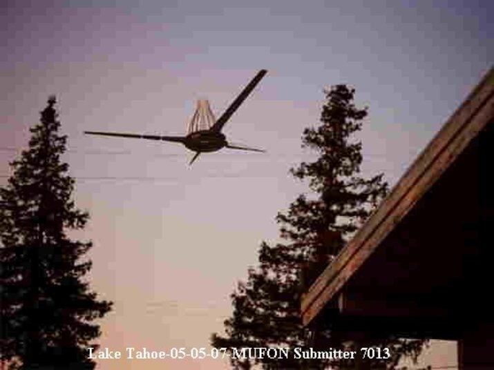 Segundo ele, o tal UFO tinha um formato cilíndrico e ficou lá parado por alguns minutos antes de levantar de novo