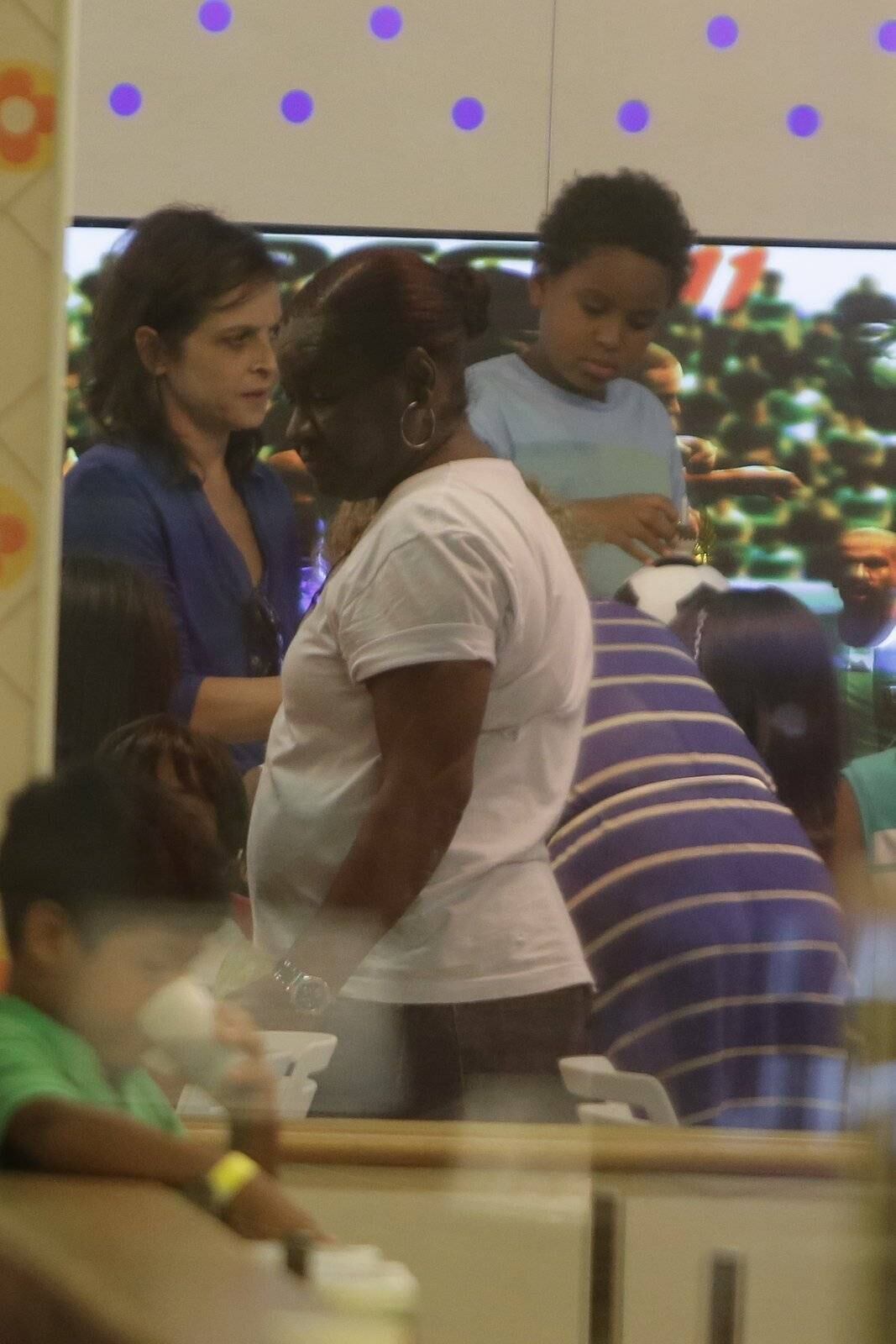 Drica Moraes comemora aniversário do filho adotivo em parque infantil