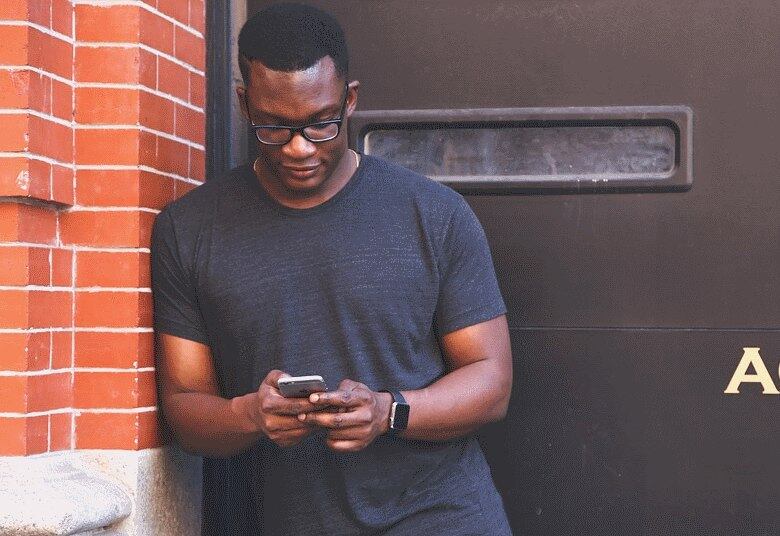 Podendo dar origem à dor localizada, a inflamação pode ser tratada com o uso de medicamentos, uso de órteses para imobilizar a área e até mesmo exercícios para fortalecer o polegar. É importante estar atento a qualquer tipo de incômodo