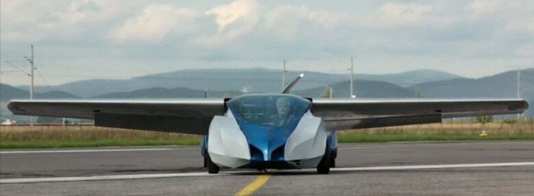 Com os flaps direcionados para baixo, o AeroMobil consegue estacionar em qualquer vaga convencional