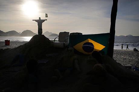Beleza do futebol faz o brasileiro esperar, de maneira insana, a cada quatro anos, vitórias em Copas do Mundo