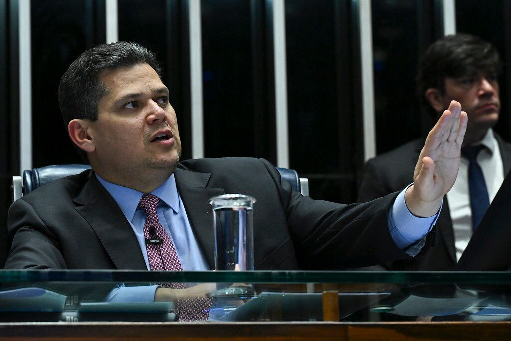 Alcolumbre também comentou as recentes tensões comerciais entre os dois países